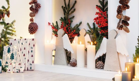 Engel aus Beton im schönen Ambiente mit Deko