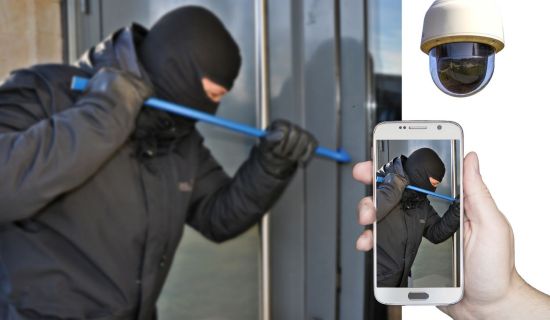 Einbrecher versucht sich mit Brecheisen Zugang in ein Haus zu verschaffen und wird dabei per Überwachungskamera aufgezeichnet