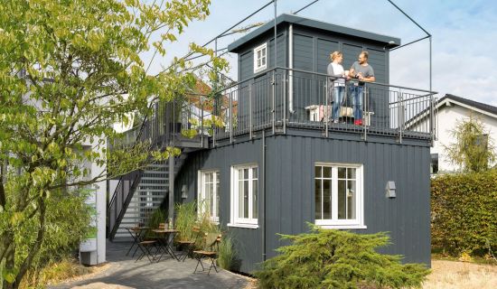 Ein Paar steht auf ihrem Minihaus mit Dachterrasse