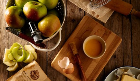 Apfel und Backutensilien