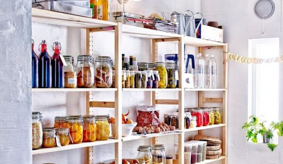 Vorratskammer mit Lebensmitteln
