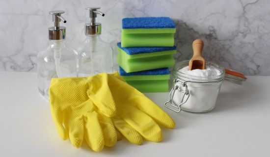 Putzutensilien mit Backpulver