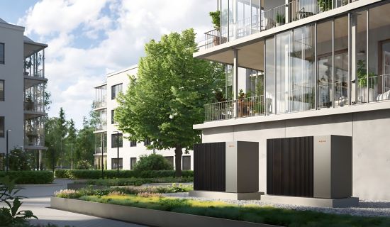 Ansicht eines Mehrfamilienhauses mit Wärmepumpe