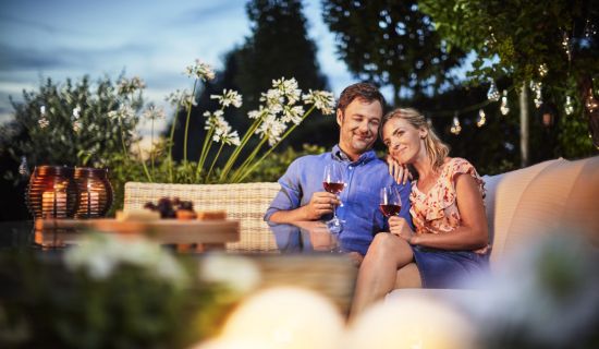 Ehepaar entspannt im Garten