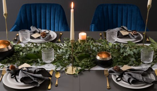 Festtafel Weihnachten natürlich geschmückt Eukalyptus blau glamourös