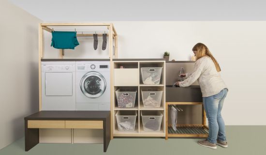 Waschraum mit Waschmaschine und Regalen