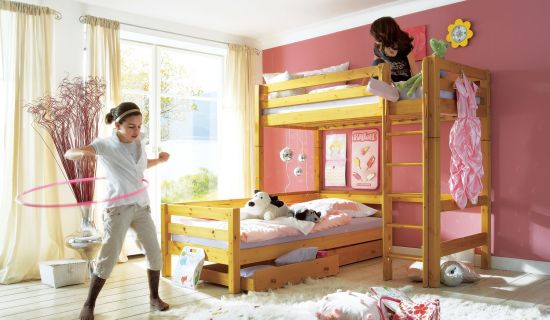 Kinderzimmer mit spielendem Kind