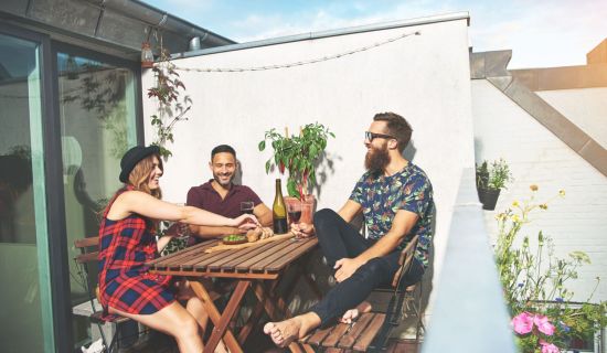 Freunde sitzen auf dem Balkon zusammen