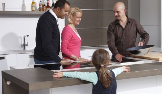 Familie mit Küchenberater in der Küche
