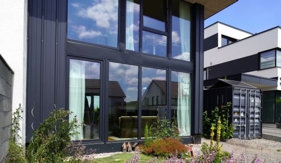 Frontalansicht Haus, im Vordergrund blüht Lavendel