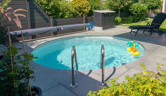 Runder Pool im Garten
