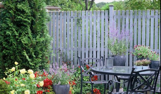 Terrasse mit Gartenzaun