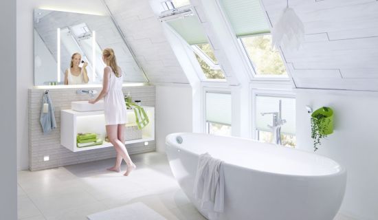 Frau schminkt sich im hellen, lichtdurchfluteten Badezimmer, ein Fenster ist leicht geöffnet