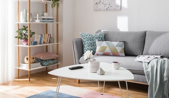 Helles Wohnzimmer im Skandi-Stil