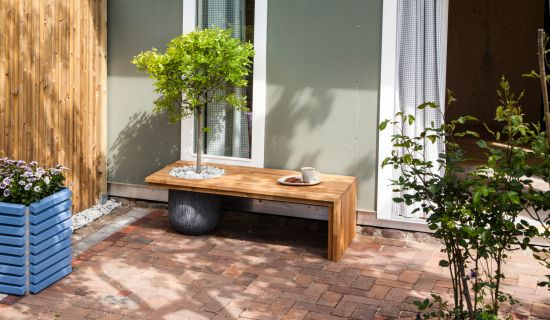 Gartenbank mit Bäumchen