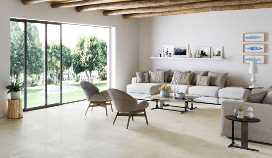 Wohnzimmer mit niedriger Decke und Holzbalken