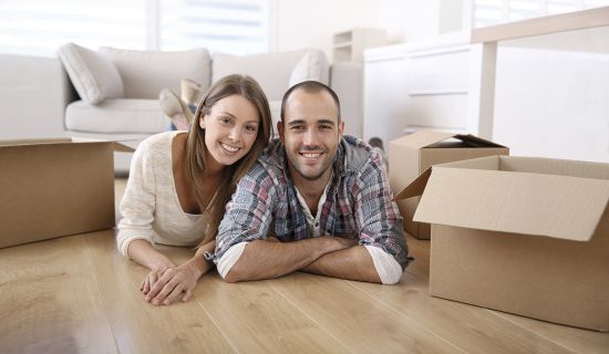 Paar in eigener Wohnung