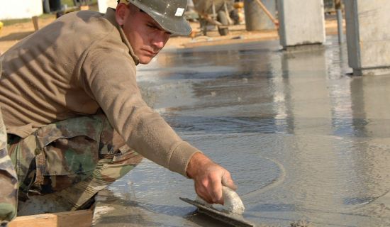 Handwerker beim Betonieren