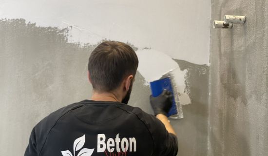 Mann erstellt fugenloses Bad mit Beton