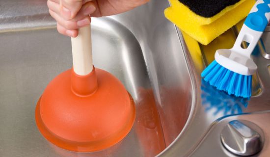 Pömpel wird angesetzt, um eine Verstopfung zu lösen