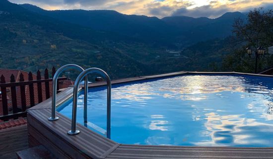 Infinity Pool am Hang mit Aussicht auf die Berge