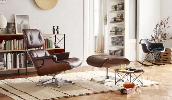 Der Möbelklassiker "Lounge Chair" im gemütlichen Wohnzimmer