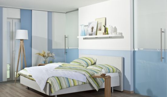 Trennwand mit Schiebetüren im Schlafzimmer