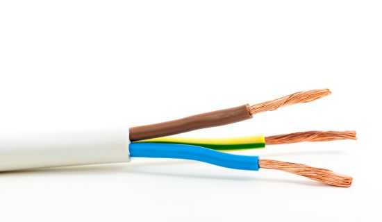 Dreiadriges Stromkabel mit sichtbaren Kupferadern, die braune, blaue und gelb-grüne Isolierungen tragen, auf weißem Hintergrund.