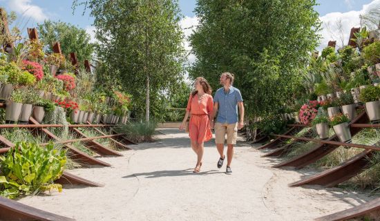 Paar schlendert durch grüne Parkanlage