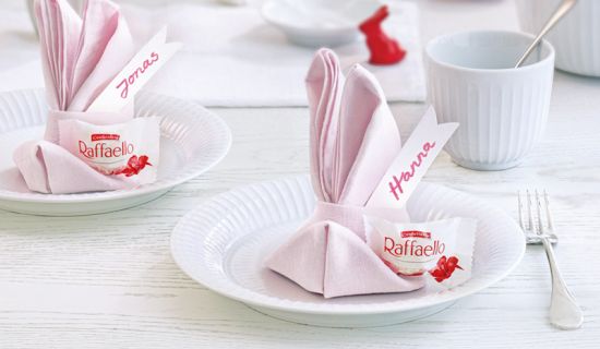 Rosafarbene Osterhasen, aus einer Serviette gefaltet