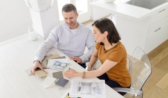 Badplaner berät einen Kunden