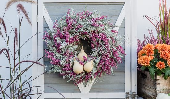 Fertiger Heidekranz an einer Gartentür