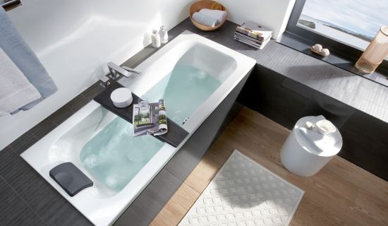 Gefüllte Badewanne, gefliest