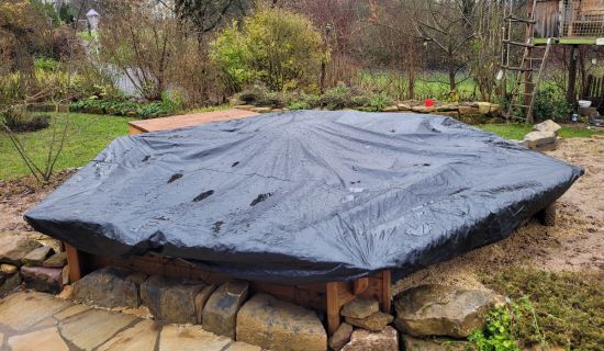 Abgedeckter Pool im Herbst