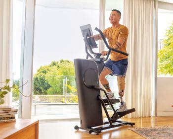 Hometrainer gewinnen Mann trainiert auf Hometrainer