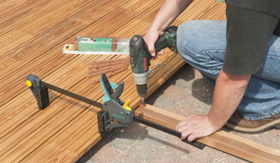 Lagerhölzer werden mit Terrassendielen verschraubt