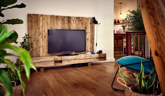 Selbstgebautes Lowboard aus, Holz, auf dem ein Fernseher steht