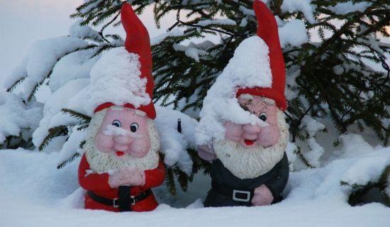 Schneebedeckte Gartenzwerge