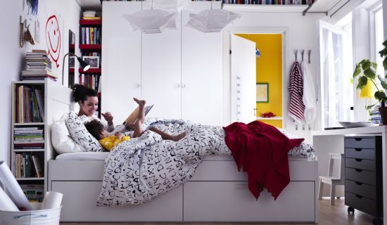 Kinder toben im Bett