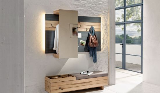 Platzsparende Garderobe aus Holz