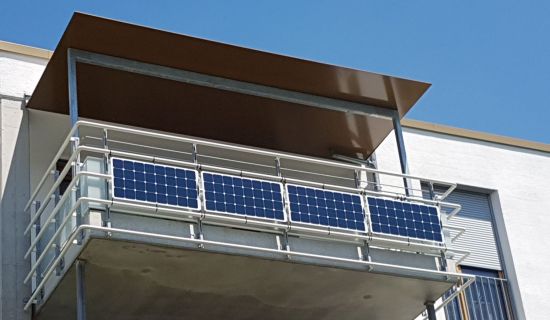 Balkonkraftwerk Solaranlage für die Steckdose an Balkonbrüstung