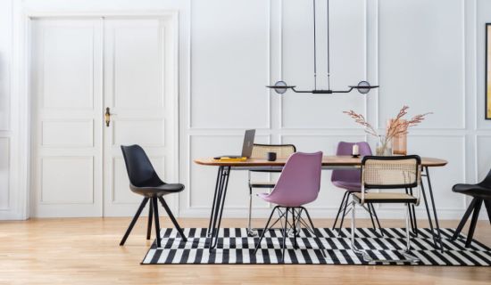 Essgruppe mit farbigen Stühlen