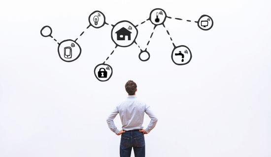 Mann steht vor Smarthomefeldern