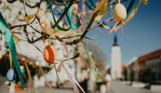 Osterdeko mit Eiern und Schleifen