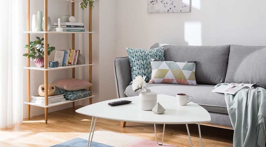 Helles Wohnzimmer im Skandi-Stil