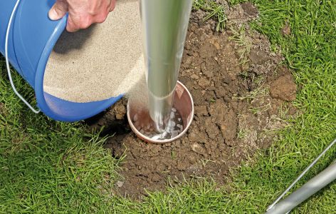 Sand wird ins Rohr eingefüllt