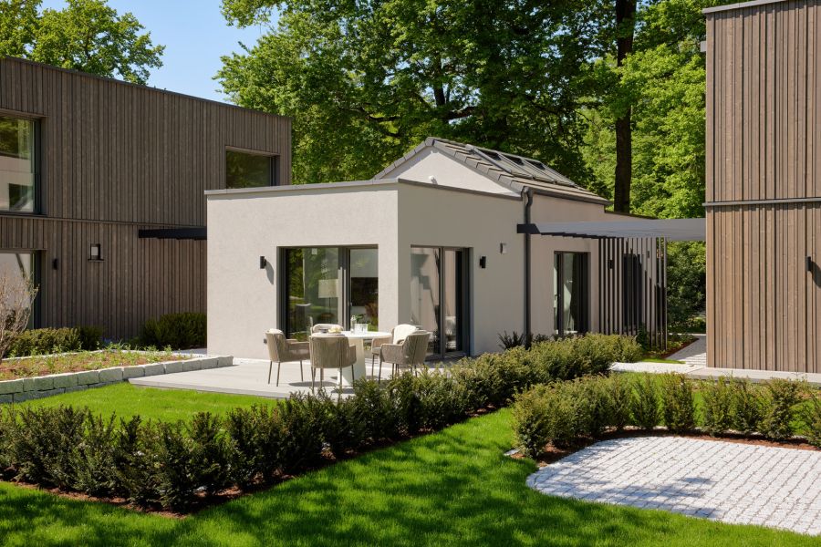 Weißer Bungalow im Grünen