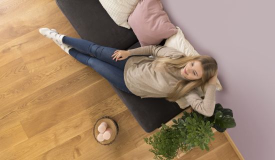 Mit Wandfarben aus Lehm, Holzböden, Heimtextilien aus Bio-Baumwolle und Pflanzen zur gesunden Innenraumluft.