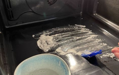 Backpulver Paste auf Backofen verteilen