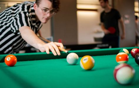 Partyraum als Idee für den Keller: Billard spielen im Keller